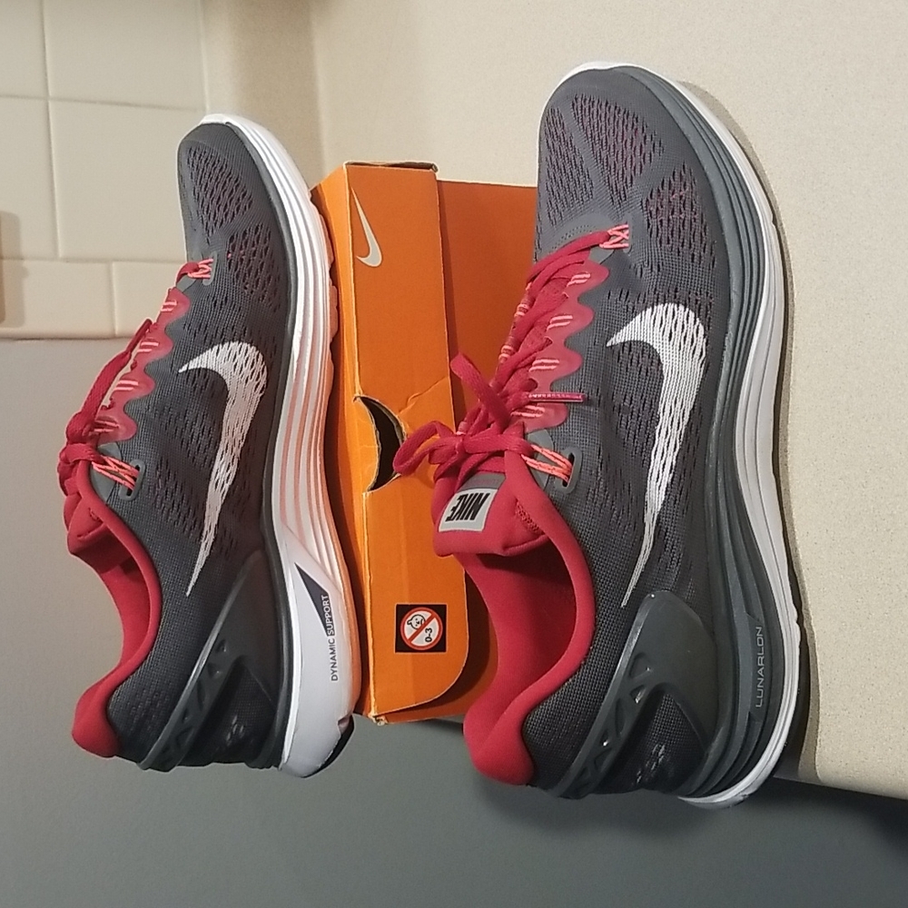 Nike shoes - Picture 4 of 4